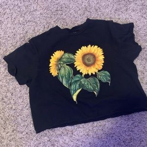 A short sleeve crop top black sunflower shirt
